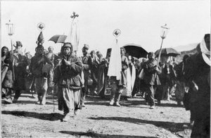 La vanguardia de mil peregrinos bajando al Jordán, frontispicio de Con los peregrinos rusos a Jerusalén por Stephen Graham, publicado en 1913